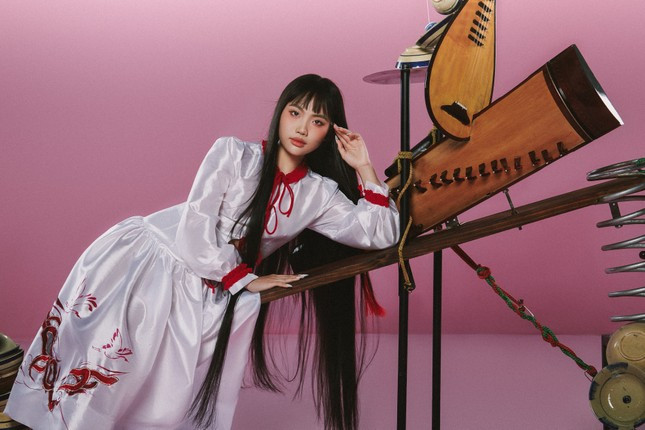 Phương Mỹ Chi gần đây thay đổi hình tượng sau khi phẫu thuật xóa cận thị. Hình ảnh nữ ca sĩ sau khi tháo kính, mái tóc dài và trang điểm kỹ lưỡng khiến nhiều người không nhận ra Á quân Giọng hát Việt nhí năm nào.