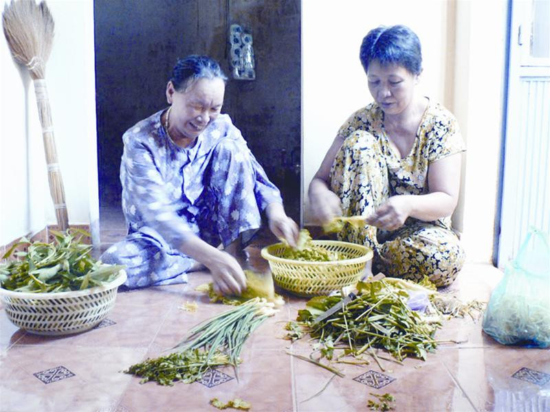 Dì Ruộng (bên trái) chuẩn bị bữa ăn miễn phí cho các sĩ tử Ảnh: Nguyễn Huy