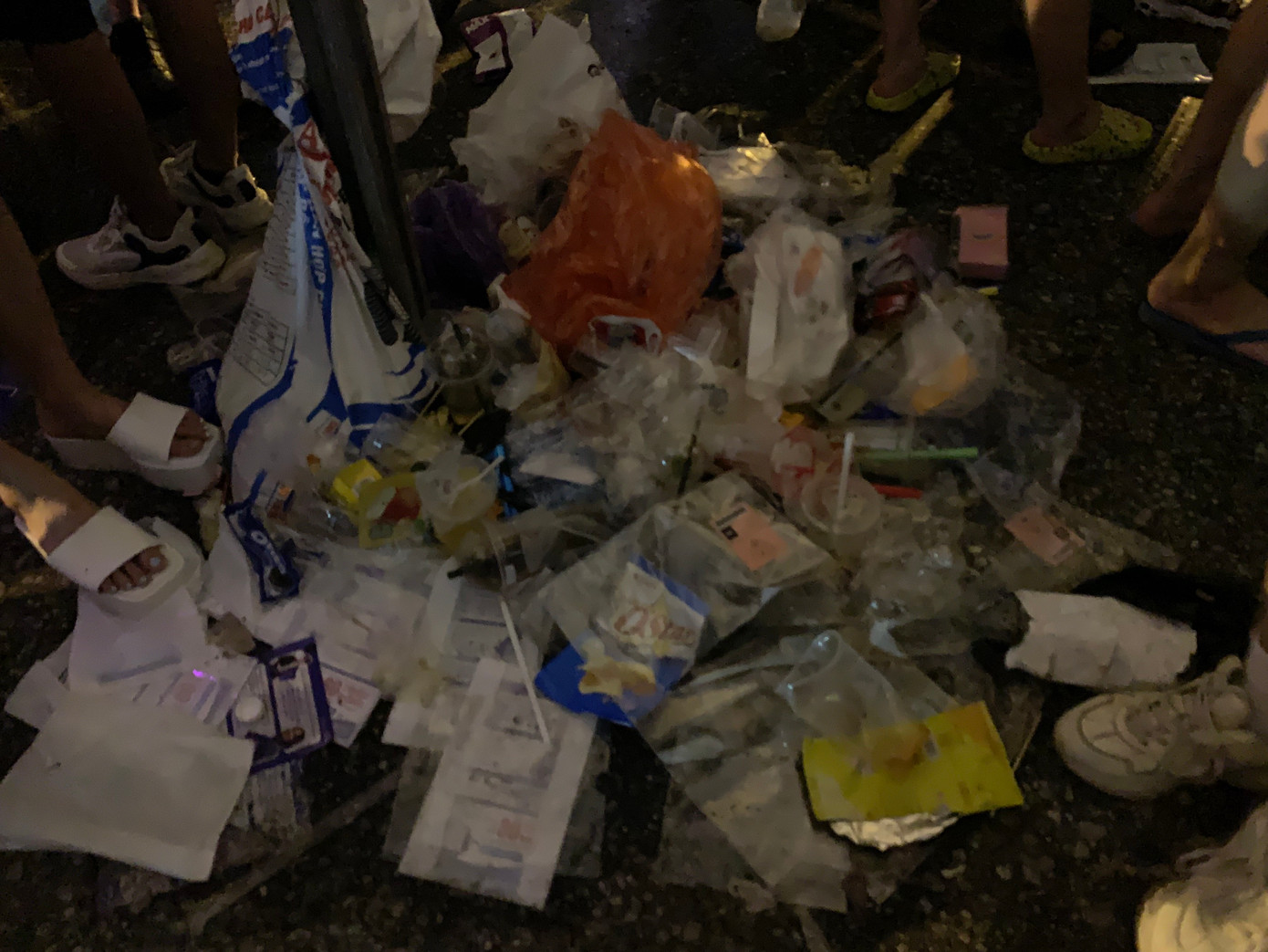 Họ hào hứng chia sẻ về thần tượng, lắc lư theo điệu nhạc ngay cạnh bên đống rác phát sinh.