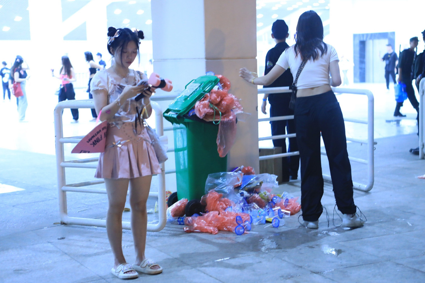 Những thùng chứa rác công cộng quá tải.