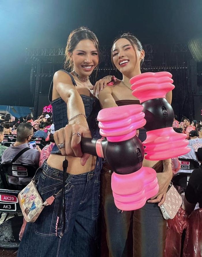 Hoa hậu Kỳ Duyên và người mẫu Minh Triệu mặc đồ gợi cảm, cầm phụ kiện búa hồng để cổ vũ nhóm nhạc BlackPink trong buổi trình diễn đầu tiên tối 29/7. Kỳ Duyên cho biết cả hai đều mến mộ Lisa, Rosé. Kỳ Duyên và Minh Triệu tự săn vé từ ngày đầu mở bán và khẳng định sẽ đi xem show của BlackPink. Sau khi xem trực tiếp, họ thấy thuyết phục và dành tình yêu lớn hơn cho những cô gái đen – hồng.