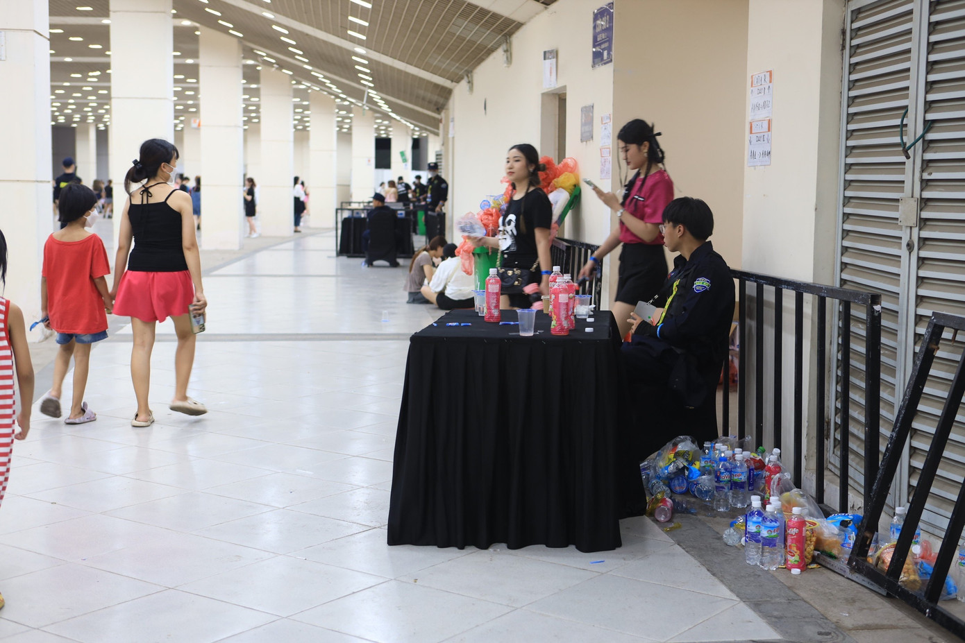 Không ít người người xót xa cho tổ bảo vệ, lao công sau hai đêm diễn của BlackPink tại Hà Nội. Đồng thời, kêu gọi rút kinh nghiệm và có ý thức giữ gìn vệ sinh chung, đặc biệt ở những sự kiện đông người.