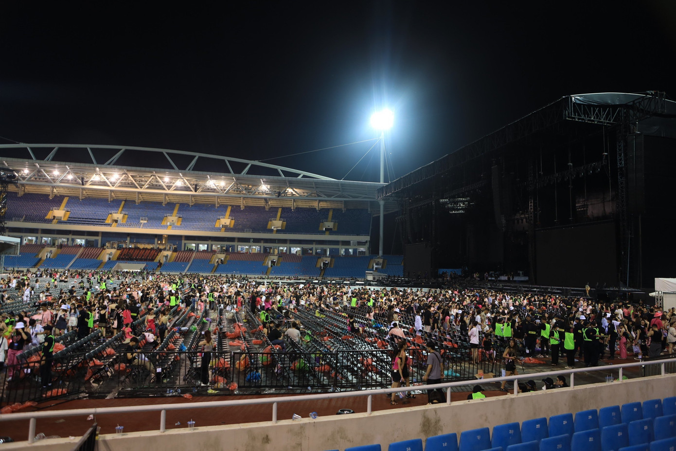 “Nhiều người vẫn vô cảm với rác và có thói quen xả thải bất kỳ nơi đâu. Đó là lý do chúng ta thấy rác thải bị vứt tràn lan, khắp nơi trong hai đêm concert của BlackPink tại sân vận động Mỹ Đình. Dù rác thải sẽ được thu dọn sau đó thì khối lượng rác cũng thực sự báo động và thói quen dùng đồ một lần của giới trẻ ảnh hưởng nhất định tới môi trường”, chị Minh Hằng (sinh năm 1978, Hà Nội) chia sẻ.