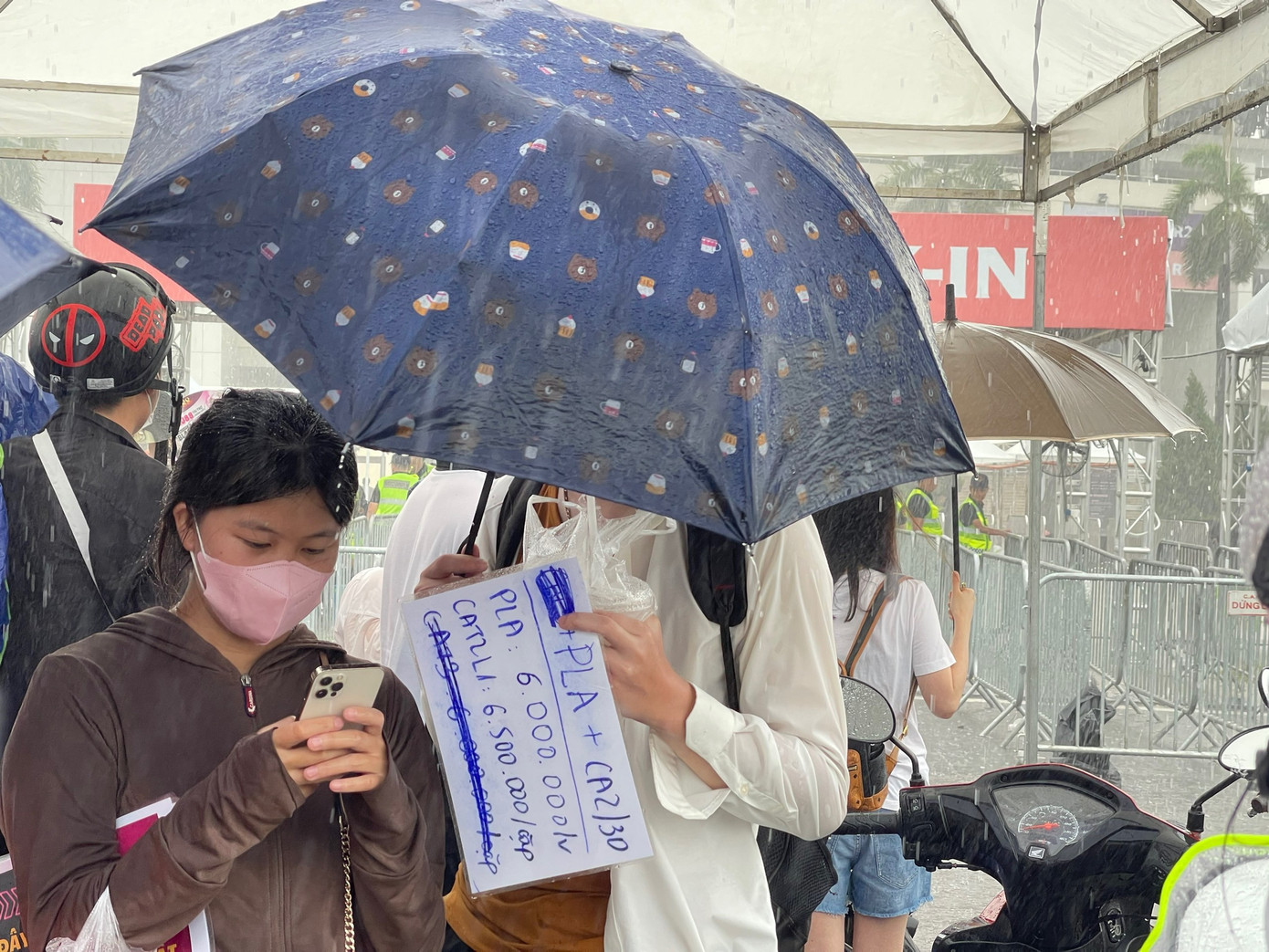 Nhiều người hâm mộ bất chấp trời mưa tới khu vực cổng sân vận động để hỏi mua vé đêm diễn thứ hai của BlackPink. So với những ngày trước đó, giá vé bất ngờ tăng dao động khoảng 100-300.000 đồng/vé.