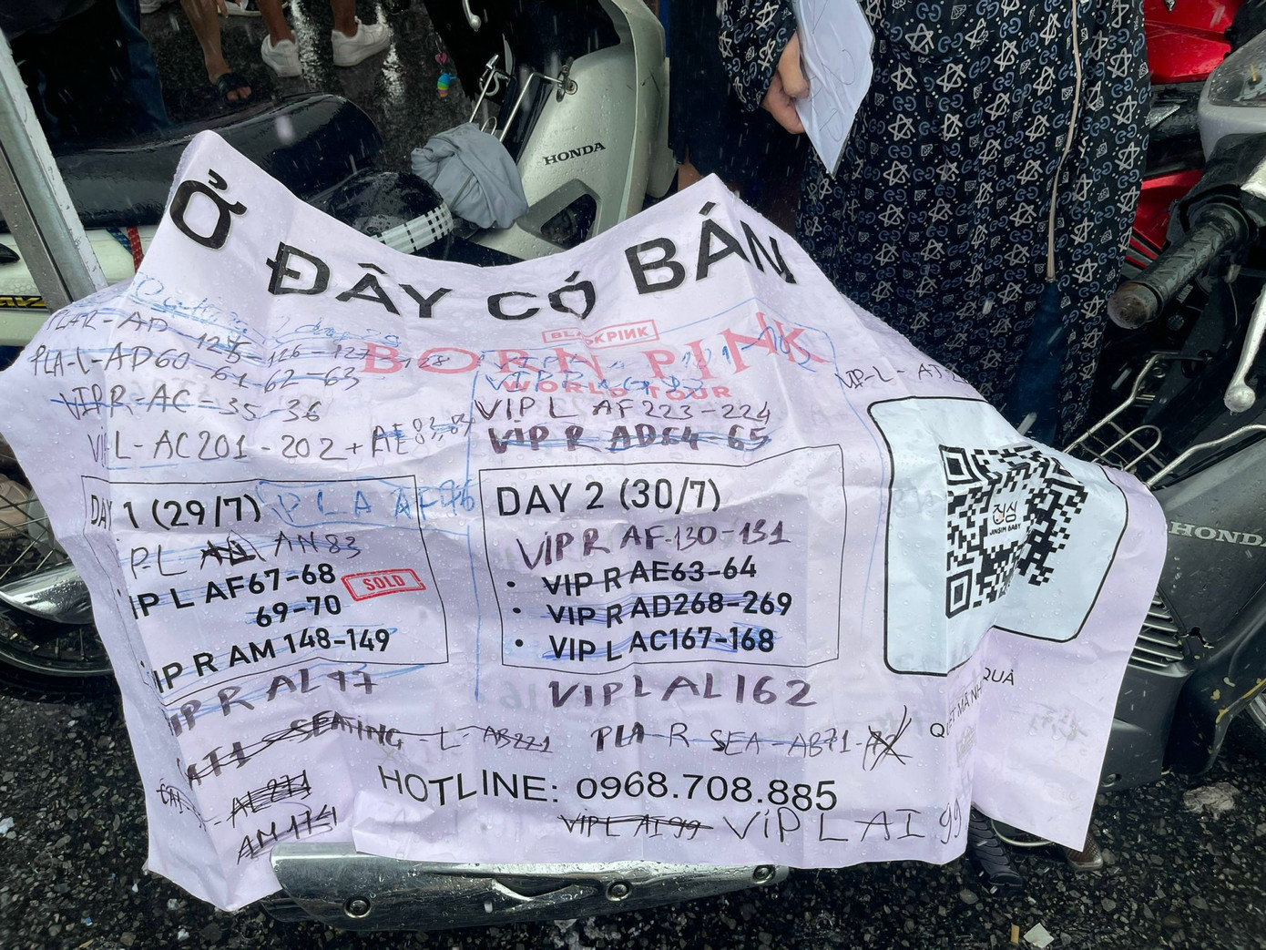 Sự thành công của đêm diễn đầu tiên khiến một số khán giả có ý định tiếp tục săn vé để tham gia đêm thứ hai.