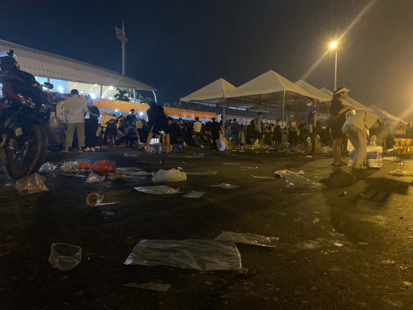 Mỹ Đình nhếch nhác và xấu xí sau sự kiện âm nhạc có tầm cỡ quốc tế.