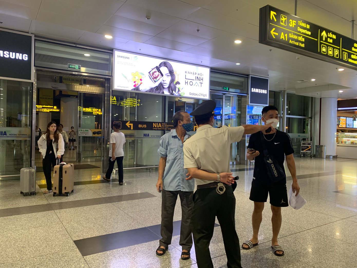 Nhiều người lạc người thân trong đêm 28/7. Ảnh: Đỗ Quyên. Nhiều người lạc người thân trong đêm 28/7. Ảnh: Đỗ Quyên.