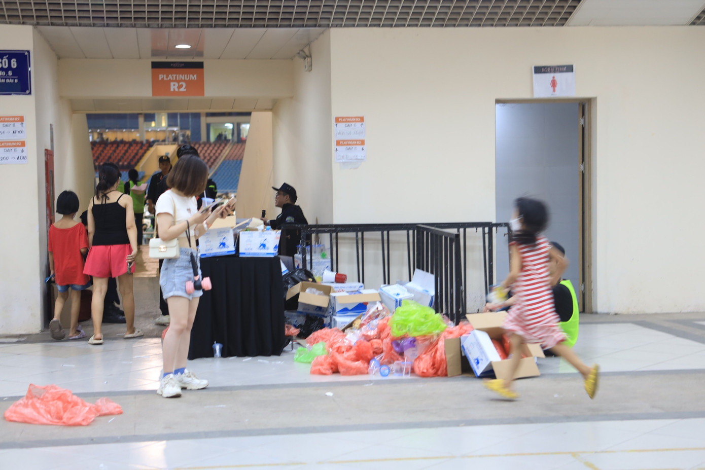 Rác được tập kết lộ thiên khắp nơi từ trong sân vận động Mỹ Đình cho tới khu vực bên ngoài. Một số người còn vứt ra lối đi, rác nằm la liệt trên sàn nhà.