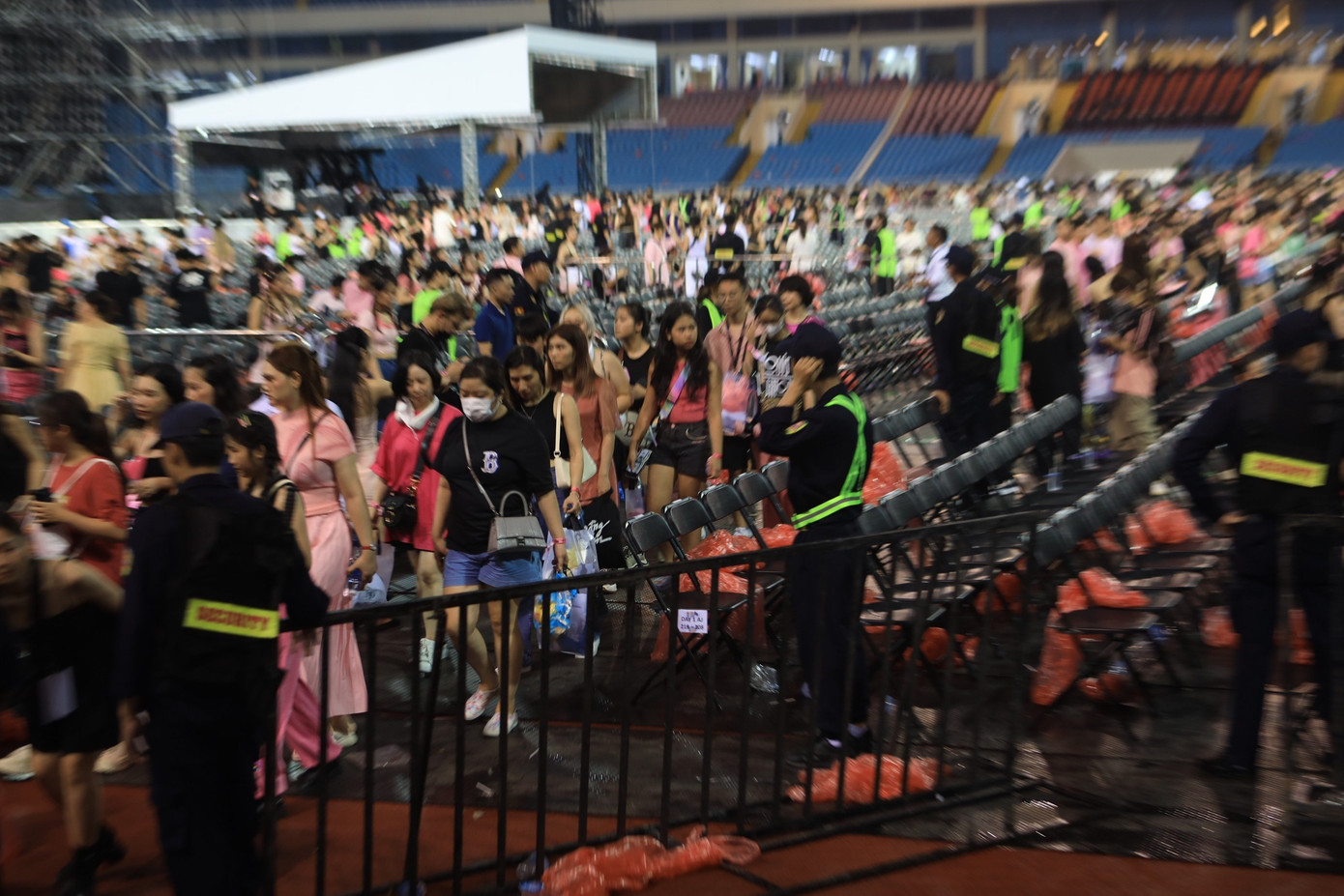 Nhiều người cho rằng xem concert, đặc biệt là những đêm nhạc có khán giả quốc tế, người hâm mộ cần có ý thức giữ gìn vệ sinh chung. “Nhìn &apos;biển rác&apos; ở Mỹ Đình, tôi thật sự thất vọng về ý thức của một số bạn trẻ hiện nay. Những hình ảnh này khiến Việt Nam trở nên xấu xí hơn trong mắt khán giả quốc tế và chúng ta phải cảm thấy xấu hổ vì điều đó”, anh Hải An (sinh năm 1983, Hải Dương) bức xúc.