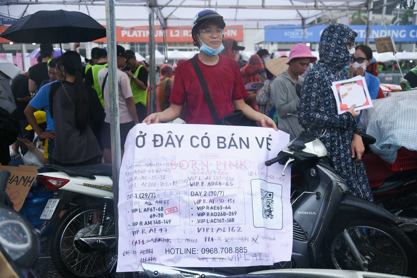 Người bán treo biển "giải cứu vé" với nhiều hạng vé.