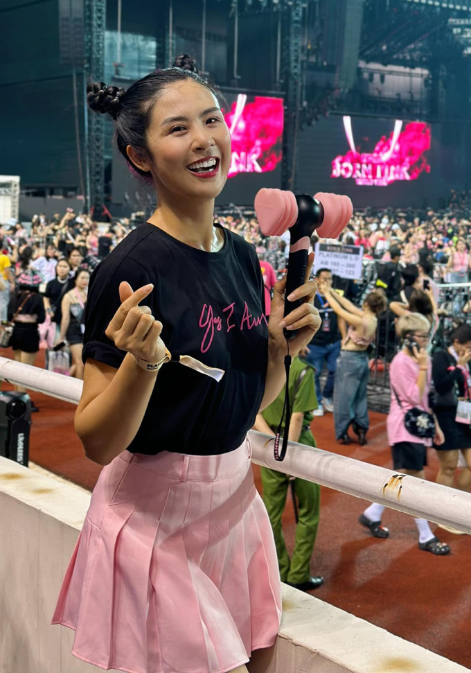 Hoa hậu Ngọc Hân thừa nhận chỉ là fan phong trào nhưng ngỡ ngàng về quy mô của concert. Cô chia sẻ: ‘’Tôi mua vé ngay từ những ngày đầu để có thể cùng bạn bè đi xem show. Đến đây tôi thấy ngỡ ngàng vì lần đầu được xem một show âm nhạc hoành tráng, đẳng cấp như vậy. Các cô gái hát hay, trình diễn rất cuốn hút’’.