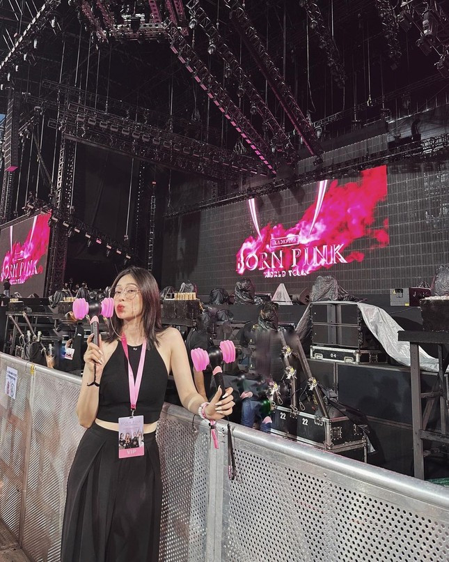 Á hậu Phương Nga check-in từ khu vực VIP. Cô là Blink chính hiệu. Trước đó, cô và chồng, diễn viên Bình An, từng bay sang Thái Lan xem show Born Pink hai đêm liên tiếp. Khi thần tượng về Việt Nam, người đẹp tiếp tục săn vé để xem đủ 2 show.
