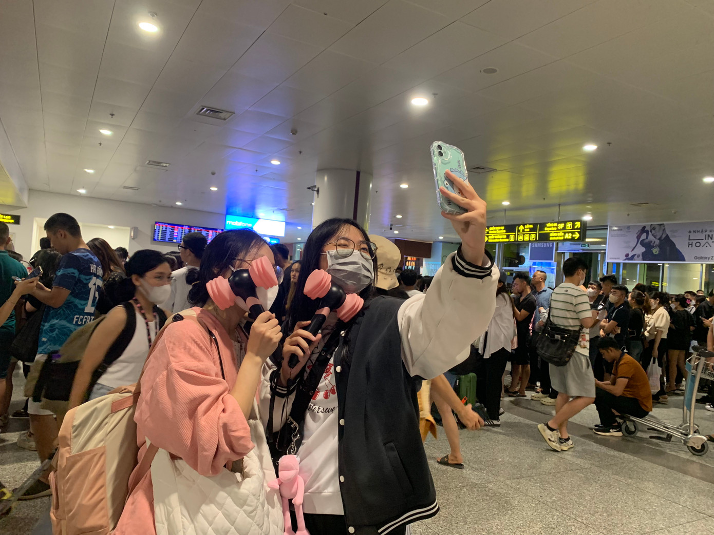 Đặng Ngọc và bạn thân vừa từ TPHCM ra Hà Nội. Ngọc chia sẻ đã đặt khách sạn trước khi đặt vé. "Trong trường hợp không mua được vé, tôi vẫn ra Hà Nội, đến sân vận động để cảm nhận không khí bên ngoài", cô nói. Ảnh: Đỗ Quyên. Đặng Ngọc và bạn thân vừa từ TPHCM ra Hà Nội. Ngọc chia sẻ đã đặt khách sạn trước khi đặt vé. "Trong trường hợp không mua được vé, tôi vẫn ra Hà Nội, đến sân vận động để cảm nhận không khí bên ngoài", cô nói. Ảnh: Đỗ Quyên.