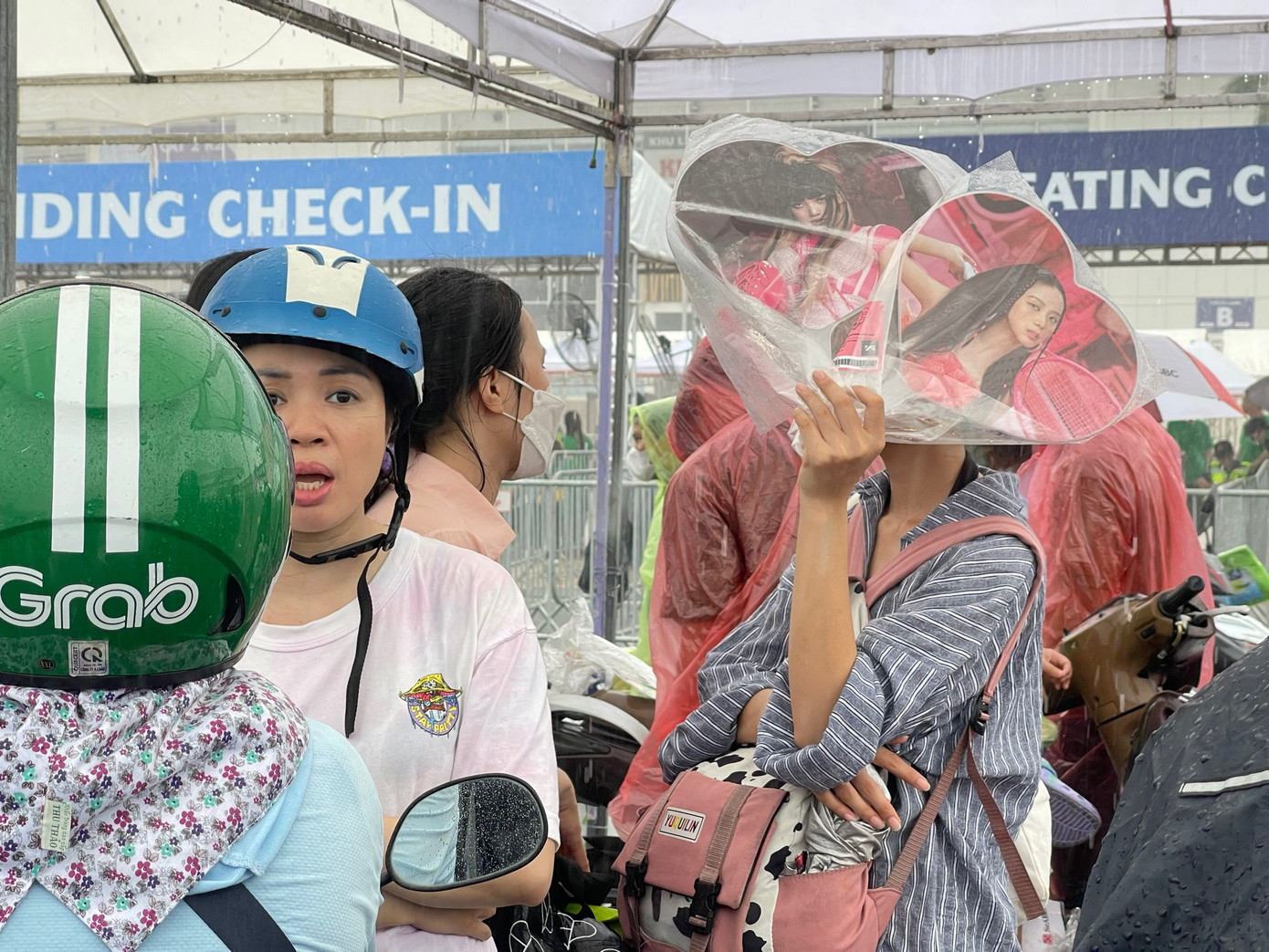 Cảnh báo khả năng xuất hiện trong 30 phút đến 3 giờ tới, mây đối lưu tiếp tục phát triển, mở rộng gây ra mưa rào và dông trên các khu vực kể trên, sau có thể mở rộng sang các quận/huyện khác của TP. Hà Nội. Trong mưa dông có khả năng xảy ra lốc, sét, mưa đá và gió giật mạnh.