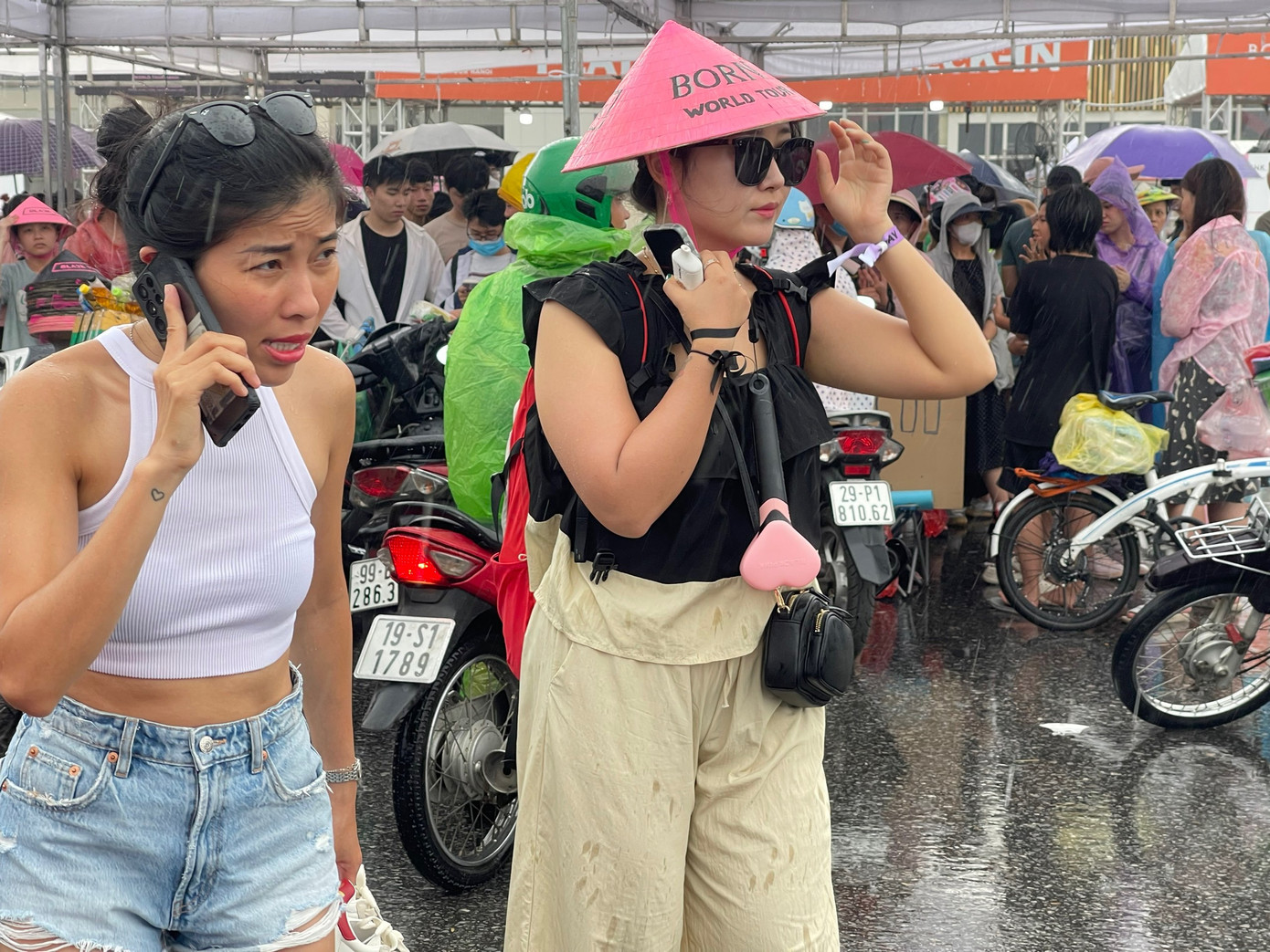 “Trời mưa có thể khiến giá vé tiếp tục giảm. Tôi sẽ chờ đợi tới phút chót”, bạn Ngọc Hải (sinh năm 2005 đến từ Hà Nội) chia sẻ.