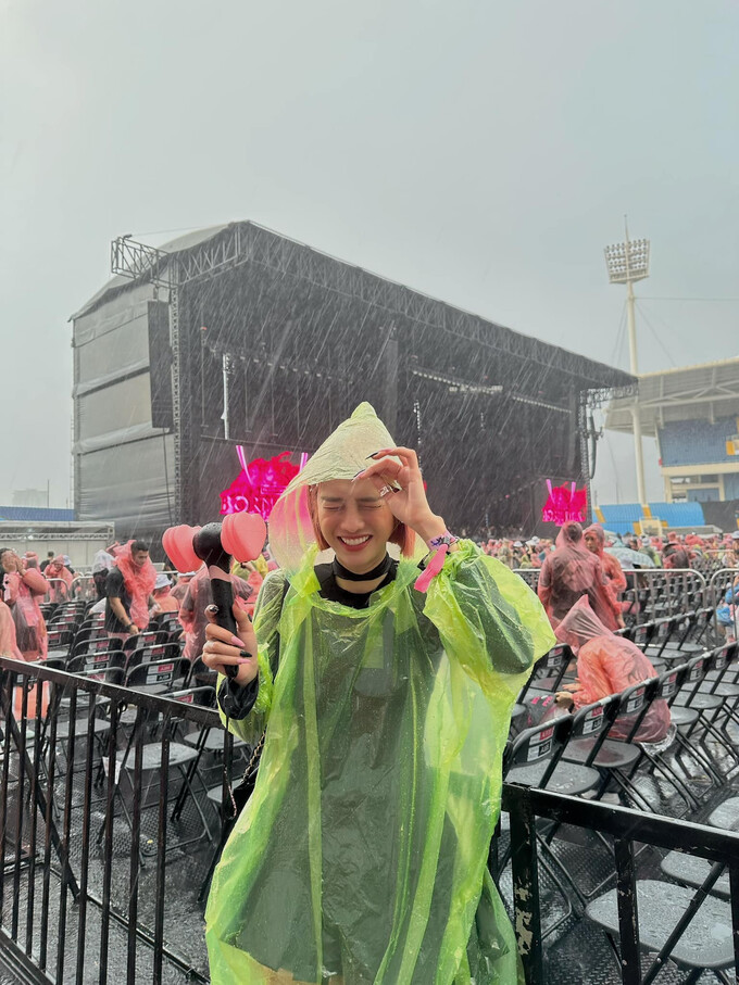 Diễn viên Trình Mỹ Duyên tâm sự cô có trải nghiệm đáng nhớ khi đội mưa đến concert của BlackPink. Không khí sôi động cùng hàng chục nghìn khán giả trên sân khiến cô thêm phấn khích.