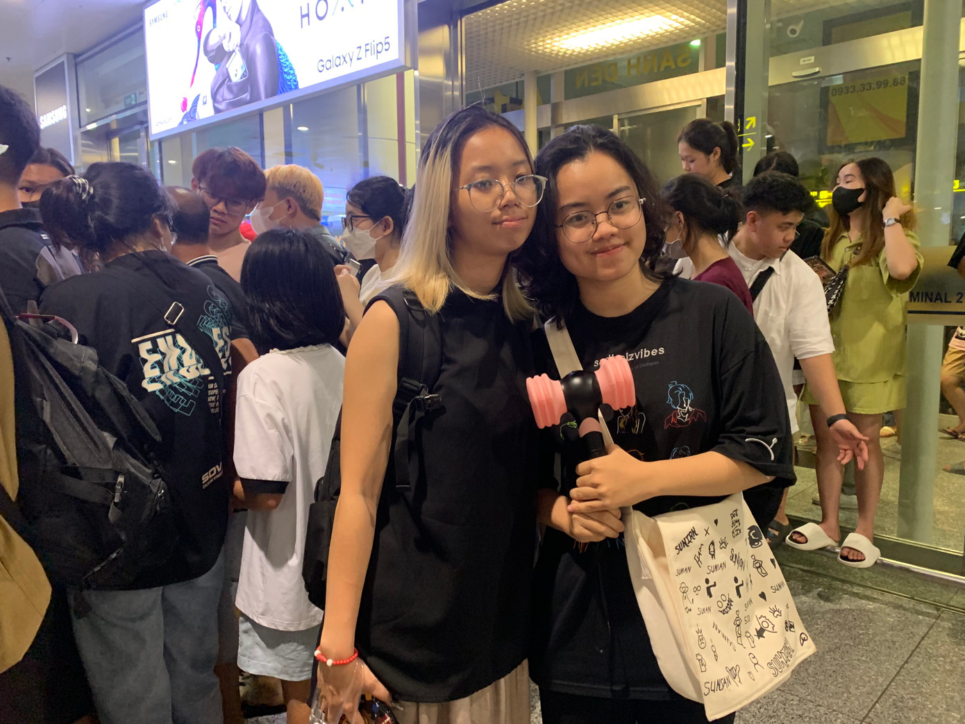 Minh Ánh (bên phải) và Thảo Chi ngao ngán trước sự hỗn loạn tại sân bay. Ảnh: Đỗ Quyên. Minh Ánh (bên phải) và Thảo Chi ngao ngán trước sự hỗn loạn tại sân bay. Ảnh: Đỗ Quyên.