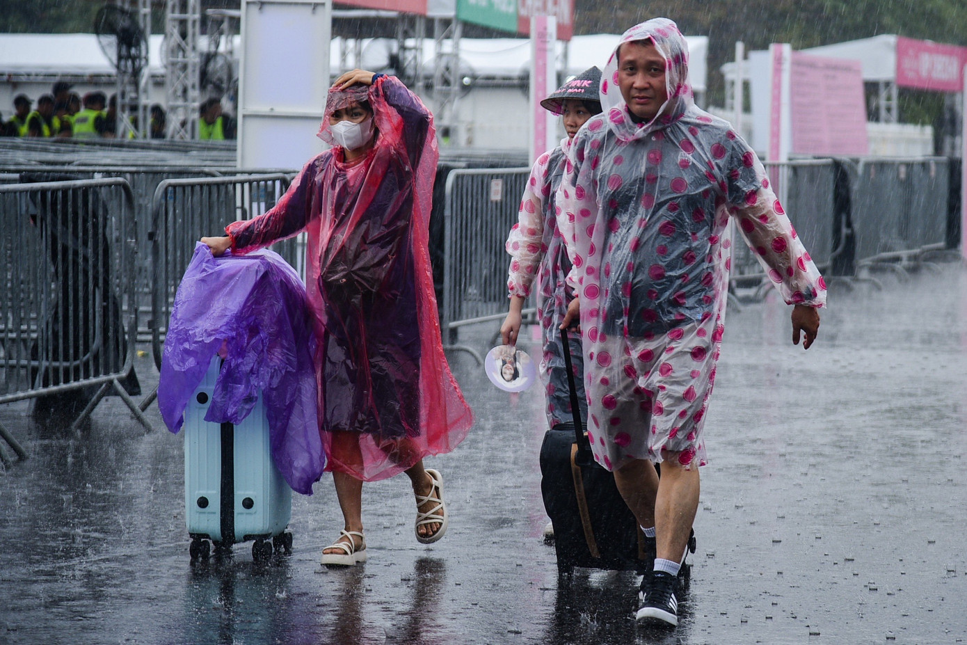 Một số khán giả kêu trời khi vừa đáp máy bay và bắt xe tới Mỹ Đình thì gặp mưa lớn.