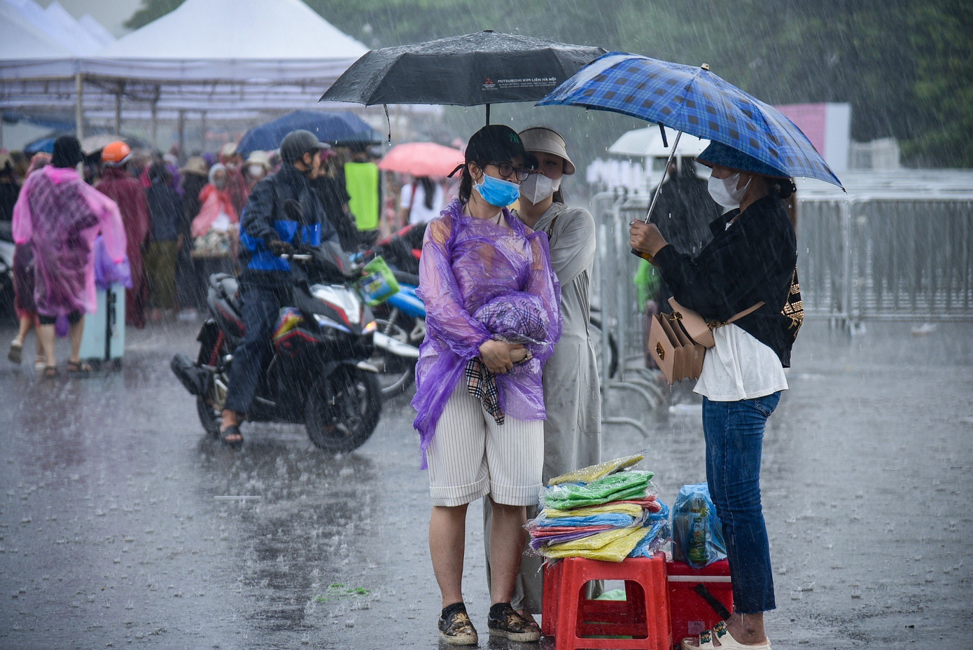 Nhiều người không kịp trở tay vì trời mưa to gây khó khăn trong việc đặt xe, di chuyển.