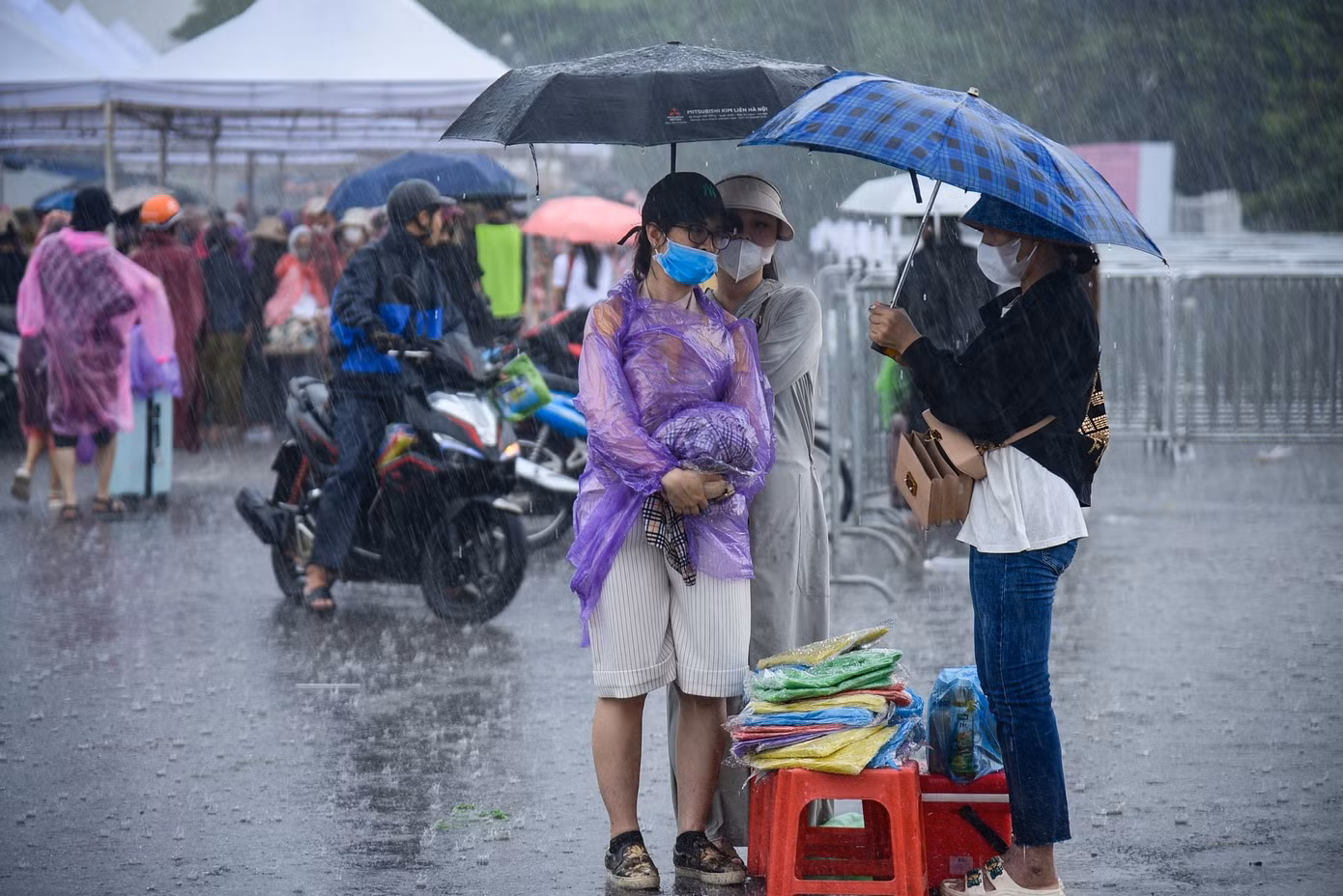 Nhiều người không kịp trở tay vì trời mưa to gây khó khăn trong việc đặt xe, di chuyển.