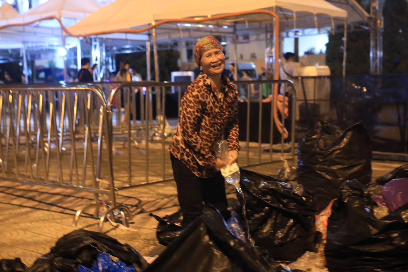 Có vẻ chị đã có một đêm &quot;bội thu&quot; khi hàng chục, hàng trăm chai nhựa được xả thải sau concert BlackPink.