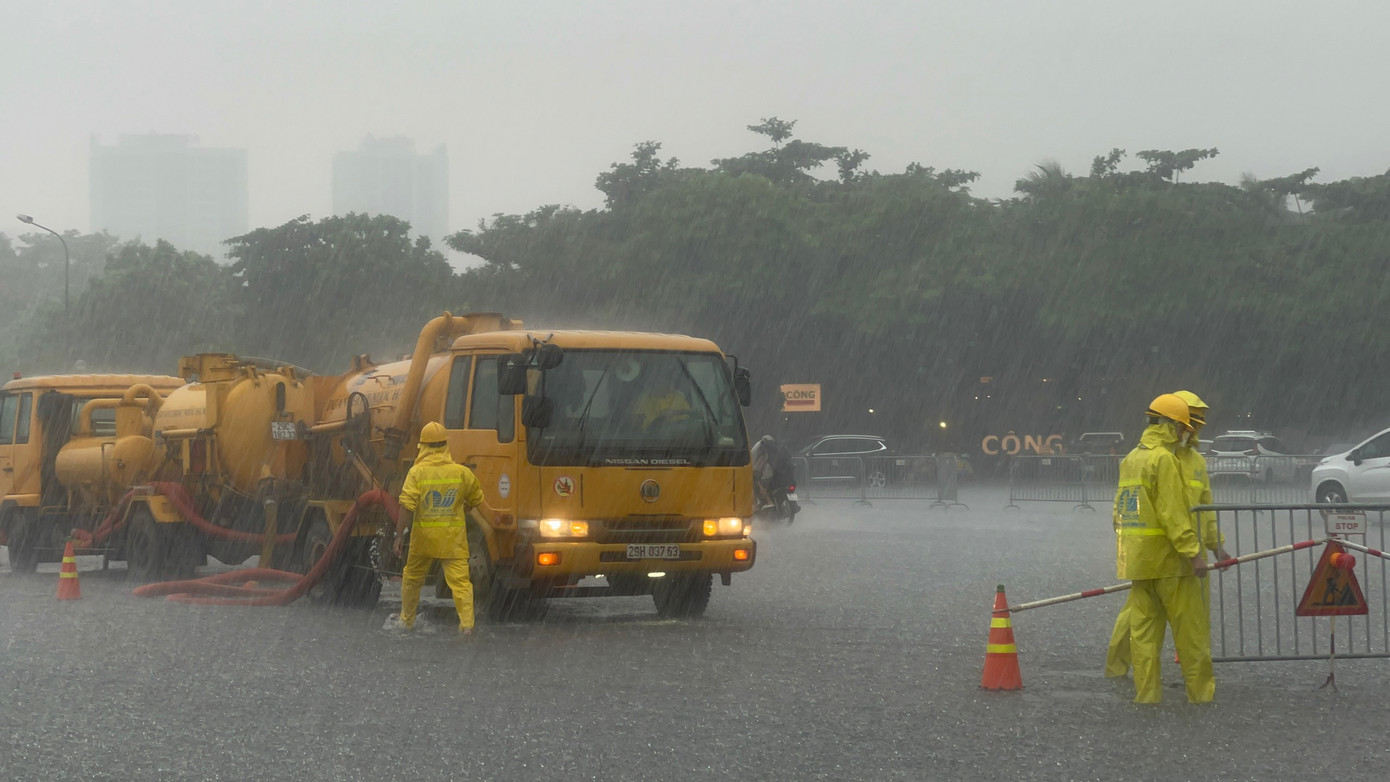 Trung tâm Dự báo Khí tượng Thủy văn quốc gia cảnh báo hiện tượng dông tố, lốc, sét, mưa đá và mưa lớn cục bộ khu vực nội thành Hà Nội. Theo phân tích trên ảnh mây vệ tinh, ảnh radar thời tiết và định vị sét cho thấy mây đối lưu đang phát triển và gây mưa rào và dông trên khu vực các huyện Ba Vì, Hoài Đức, Mỹ Đức, Phú Xuyên, Ứng Hòa; các quận Nam Từ Liêm, Hà Đông, Cầu Giấy.