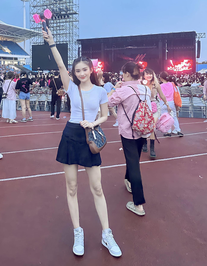 Á khôi 1 Hoa khôi Du Lịch 2020 - Minh Anh - chọn phong cách nữ sinh của Lisa.