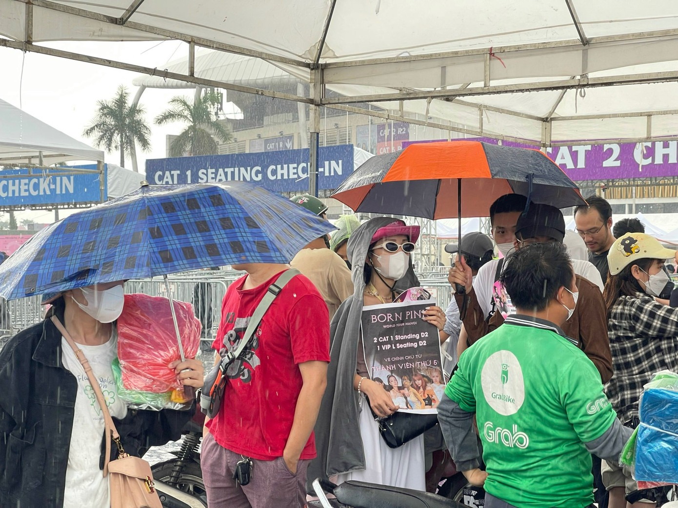 Nhiều người rao bán vé trước khu vực sân Mỹ Đình.