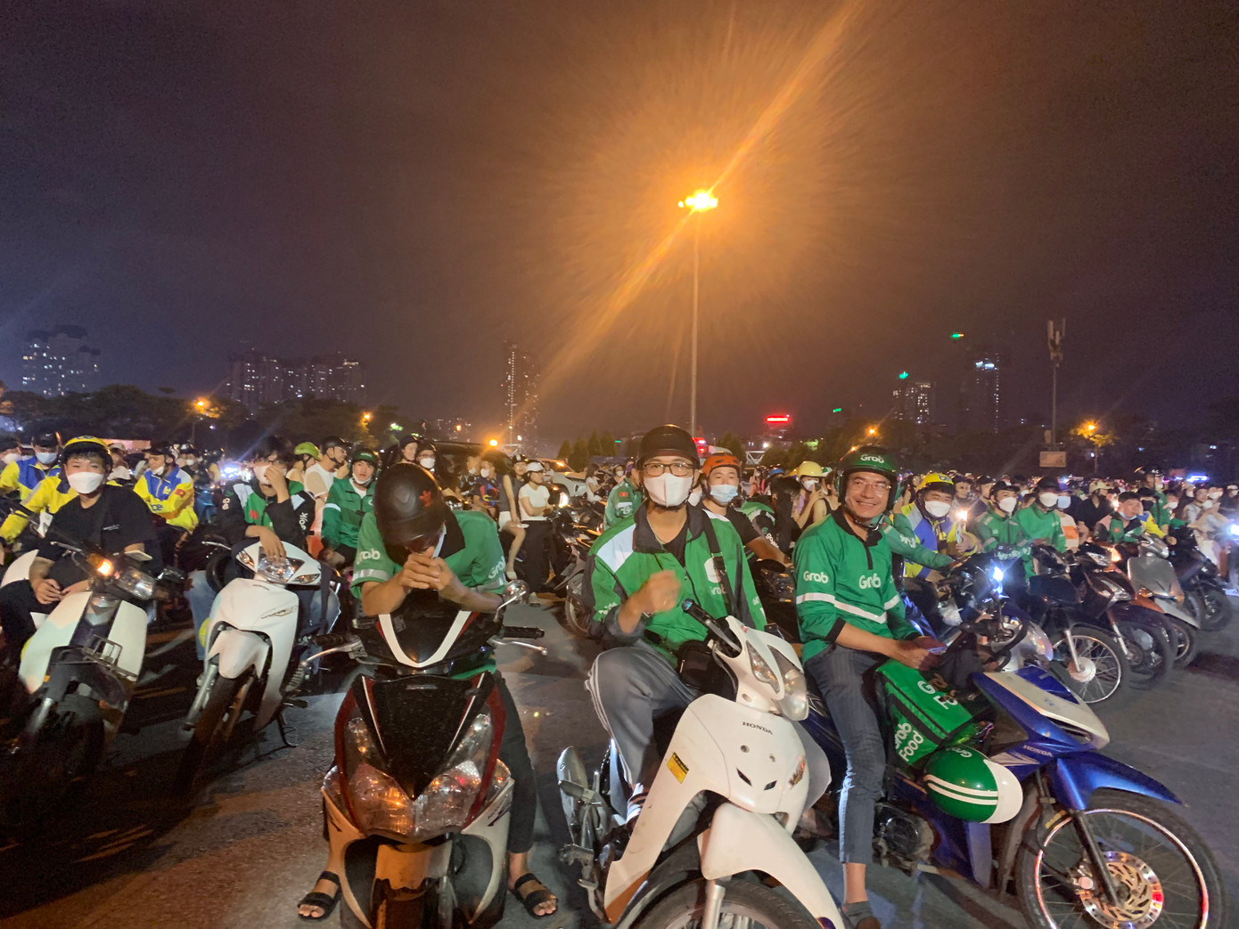 Hàng chục xe ôm công nghệ chờ khách bên ngoài sân vận động Mỹ Đình. Ảnh: Nga Vũ. Hàng chục xe ôm công nghệ chờ khách bên ngoài sân vận động Mỹ Đình. Ảnh: Nga Vũ.