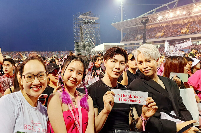 Đức Phúc, Erik đến sớm, check-in cùng người hâm mộ.