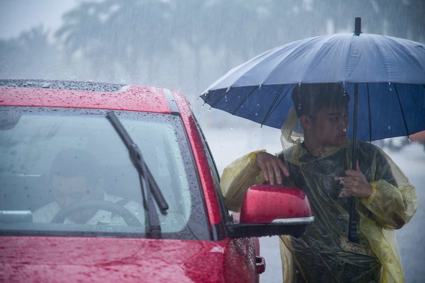 Người mua – kẻ bán đội mưa thoả thuận giao dịch vé BlackPink.