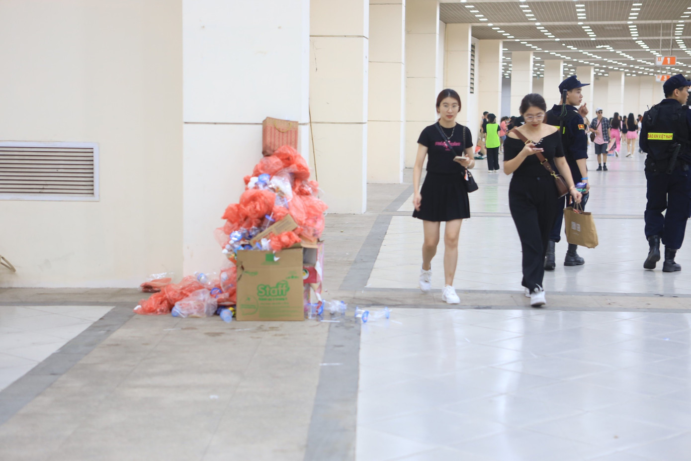 Thời tiết mưa liên tục trong hai ngày diễn ra concert khiến khối lượng áo mưa tiện lợi xả thải ra môi trường lớn.