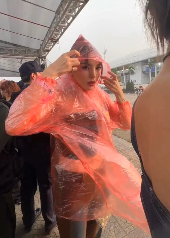 Cô cũng đăng ảnh mặc áo mưa ở sân vận động kèm chú thích: "Lần đầu đi 'đu idol' nói chung cũng nhàn". Cô nói vui: "Trang điểm và lên đồ 2 tiếng thì cũng chỉ mặc áo mưa thôi".