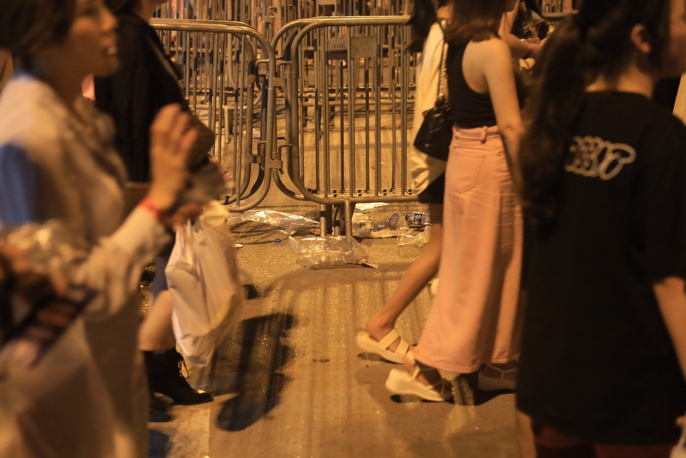 Rác bị ném tràn lan trên lối đi.