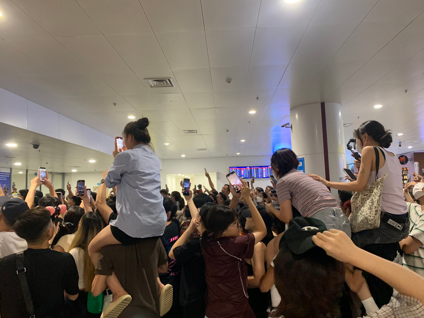 Một số bạn trẻ thừa nhận là fan nửa vời khi lên sân bay chờ đón nhóm nhạc BlackPink. Ảnh: Đỗ Quyên. Một số bạn trẻ thừa nhận là fan nửa vời khi lên sân bay chờ đón nhóm nhạc BlackPink. Ảnh: Đỗ Quyên.