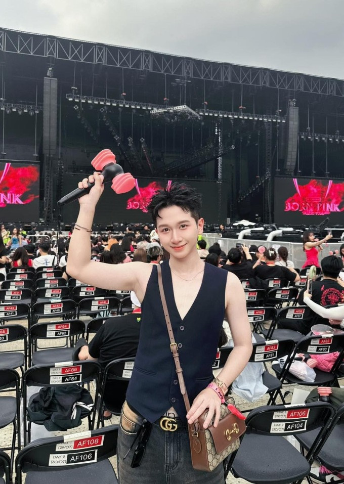 Ca sĩ Đỗ Hoàng Dương cho biết không mất nhiều thời gian đầu tư cho trang phục. Anh cảm nhận chương trình có sự khác biệt so với concert ở các nước từng xem như Thái Lan, Singapore. "Tôi thích nhất là không khí cuồng nhiệt và sự thay đổi trong lựa chọn các tiết mục trình diễn, có độ hấp dẫn hơn", Hoàng Dương nói.