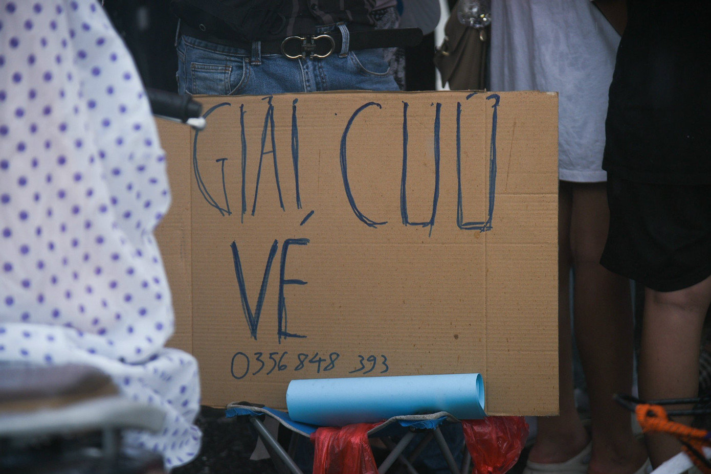 Nhận định nhu cầu về vé cao hơn nhưng giao dịch vẫn khá thưa thớt. Người mua mong muốn mức giá rẻ trong khi bên bán nhất định không hạ giá.