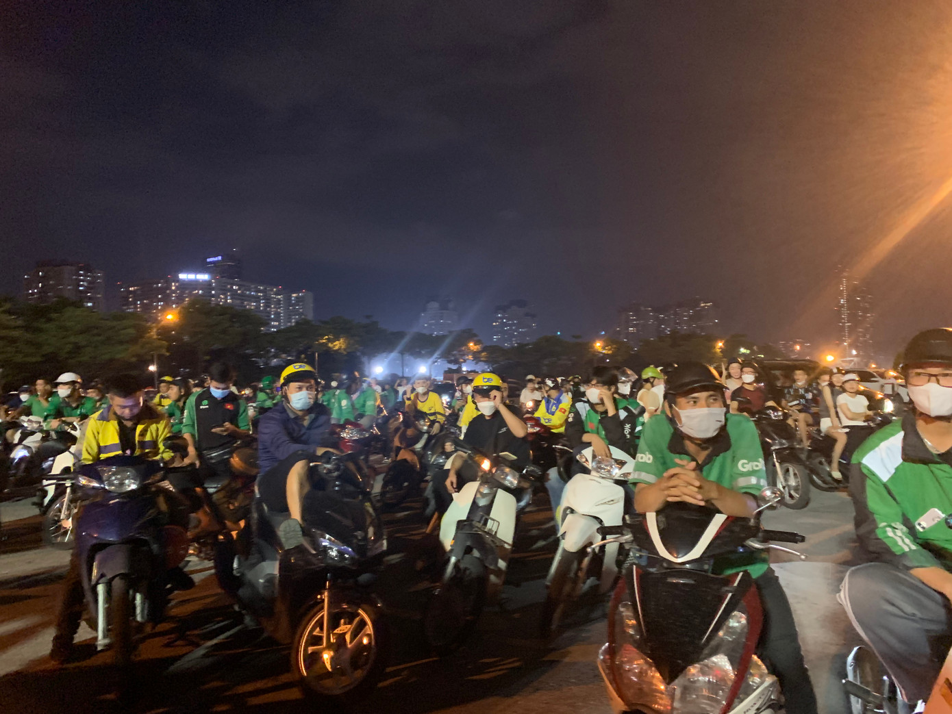 Hàng chục xe ôm công nghệ chờ khách bên ngoài sân vận động Mỹ Đình. Ảnh: Nga Vũ. Hàng chục xe ôm công nghệ chờ khách bên ngoài sân vận động Mỹ Đình. Ảnh: Nga Vũ.