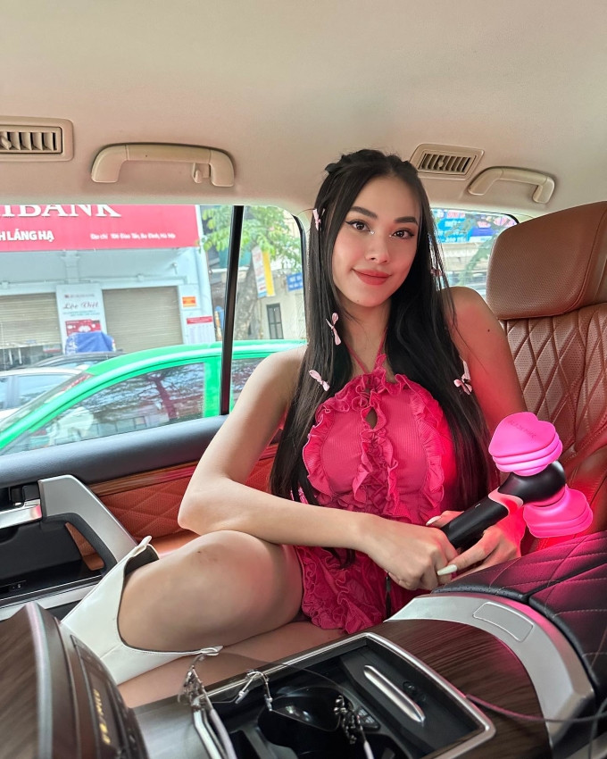 Á hậu Kim Duyên phối đầm hồng chi tiết bèo nhún, xếp ly theo phong cách của BlackPink. Kim Duyên cho biết cơn mưa lớn đổ xuống ngay trước khi chương trình diễn ra không ngăn được sự nhiệt huyết của fan Việt. “Tôi ấn tượng với không khí đêm nhạc, nhất là thành viên Jennie, Lisa đã nói nhiều câu tiếng Việt dễ thương", Kim Duyên nói.