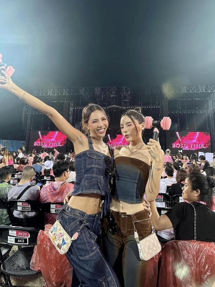 Hoa hậu Kỳ Duyên và người mẫu Minh Triệu mặc đồ gợi cảm, cầm phụ kiện búa hồng để cổ vũ nhóm nhạc BlackPink trong buổi trình diễn đầu tiên tối 29/7. Kỳ Duyên cho biết cả hai đều mến mộ Lisa, Rosé. Kỳ Duyên và Minh Triệu tự săn vé từ ngày đầu mở bán và khẳng định sẽ đi xem show của BlackPink. Sau khi xem trực tiếp, họ thấy thuyết phục và dành tình yêu lớn hơn cho những cô gái đen – hồng.