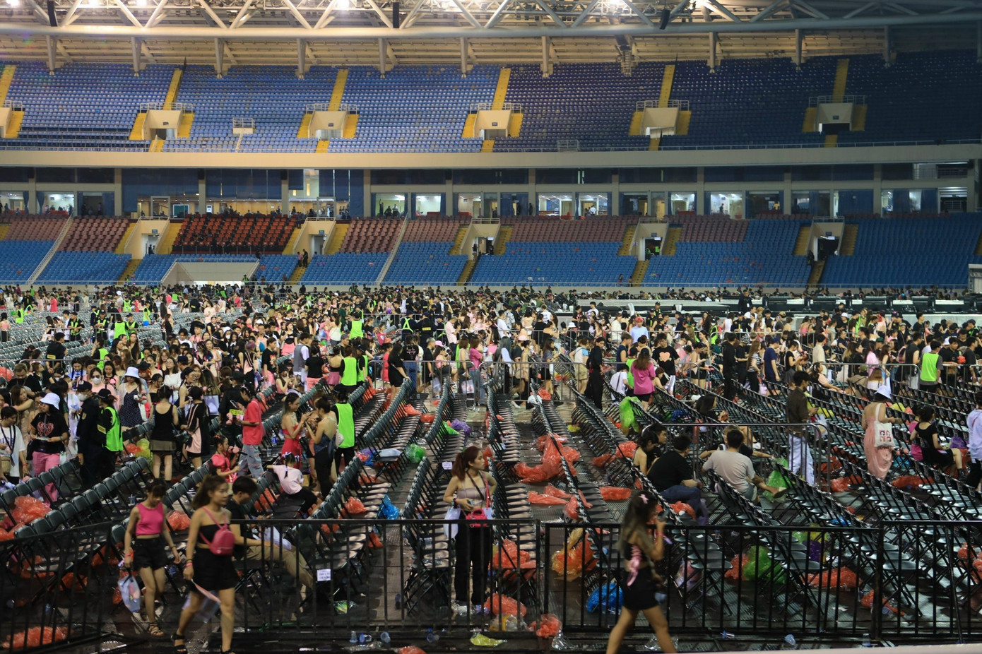 Concert BlackPink diễn ra trong hai ngày 29-30/7 tại Hà Nội, thu hút hàng chục nghìn khán giả. Tiền Phong ghi nhận sau hai đêm diễn, sân vận động Mỹ Đình ngập rác với vô số chai nhựa, ly nước, áo mưa, túi nilon… bị vứt ngổn ngang khắp nơi.