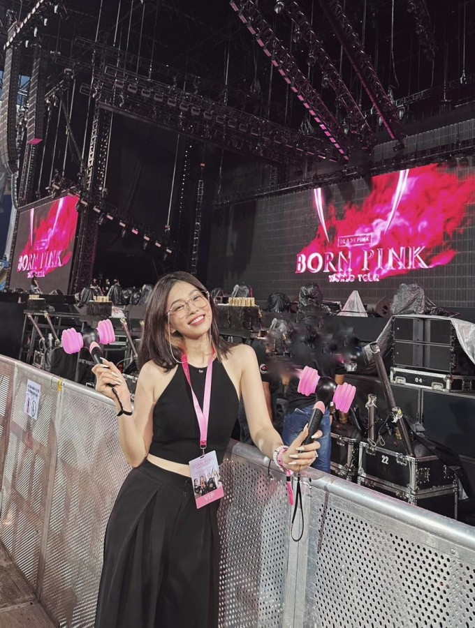 Á hậu Phương Nga check-in từ khu vực VIP. Cô là Blink chính hiệu. Trước đó, cô và chồng, diễn viên Bình An, từng bay sang Thái Lan xem show Born Pink hai đêm liên tiếp. Khi thần tượng về Việt Nam, người đẹp tiếp tục săn vé để xem đủ 2 show.