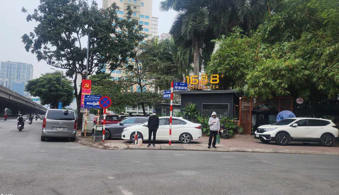 Tại khu vực Khuất Duy Tiến, nhiều điểm vỉa hè và lòng đường bị chiếm dụng làm chỗ đỗ xe.