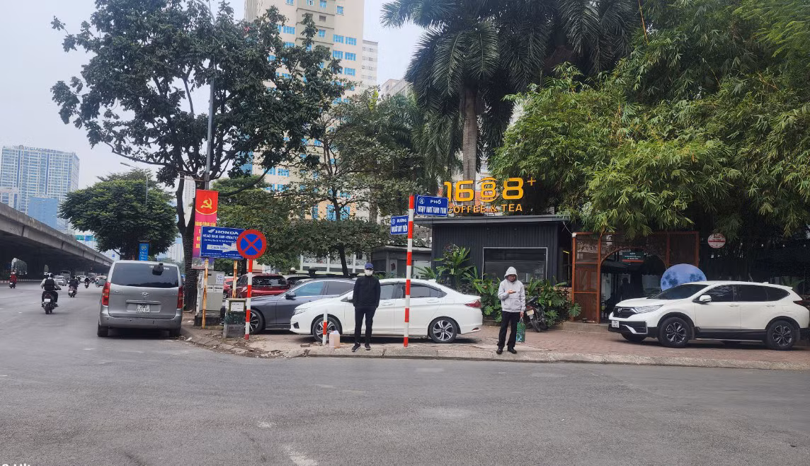 Tại khu vực Khuất Duy Tiến, nhiều điểm vỉa hè và lòng đường bị chiếm dụng làm chỗ đỗ xe.