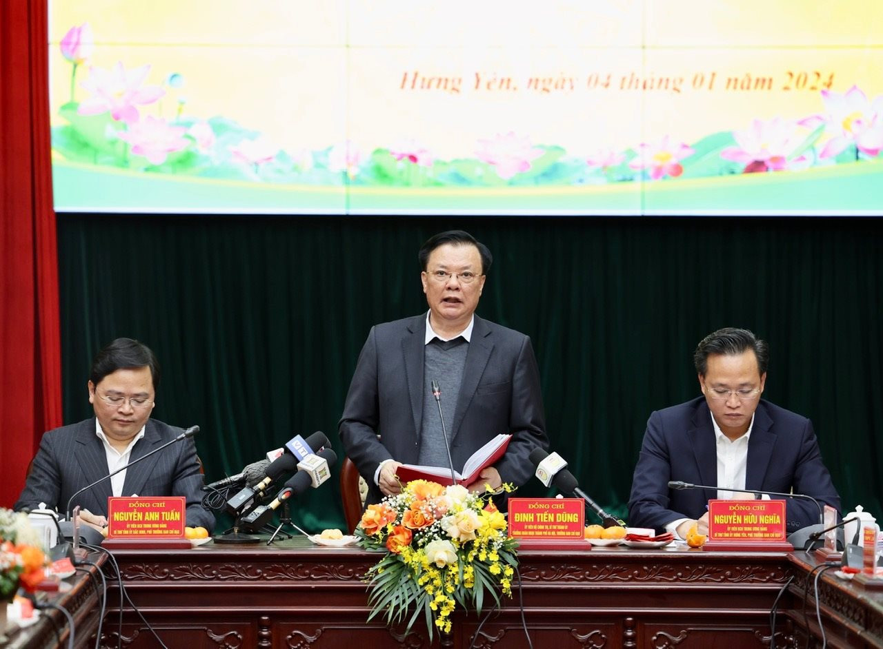 Bí thư Thành ủy Đinh Tiến Dũng phát biểu kết luận cuộc họp.