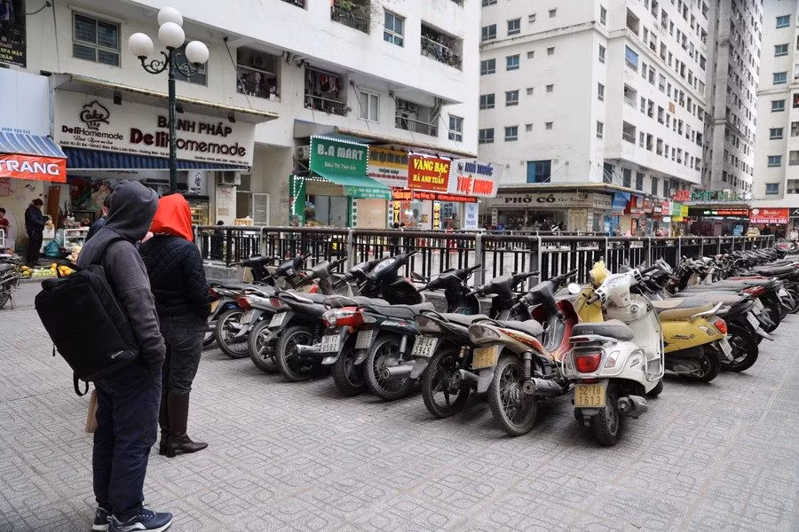 Số xe vô chủ được Ban quản lý chung cư đưa lên sân để người dân đến nhận.