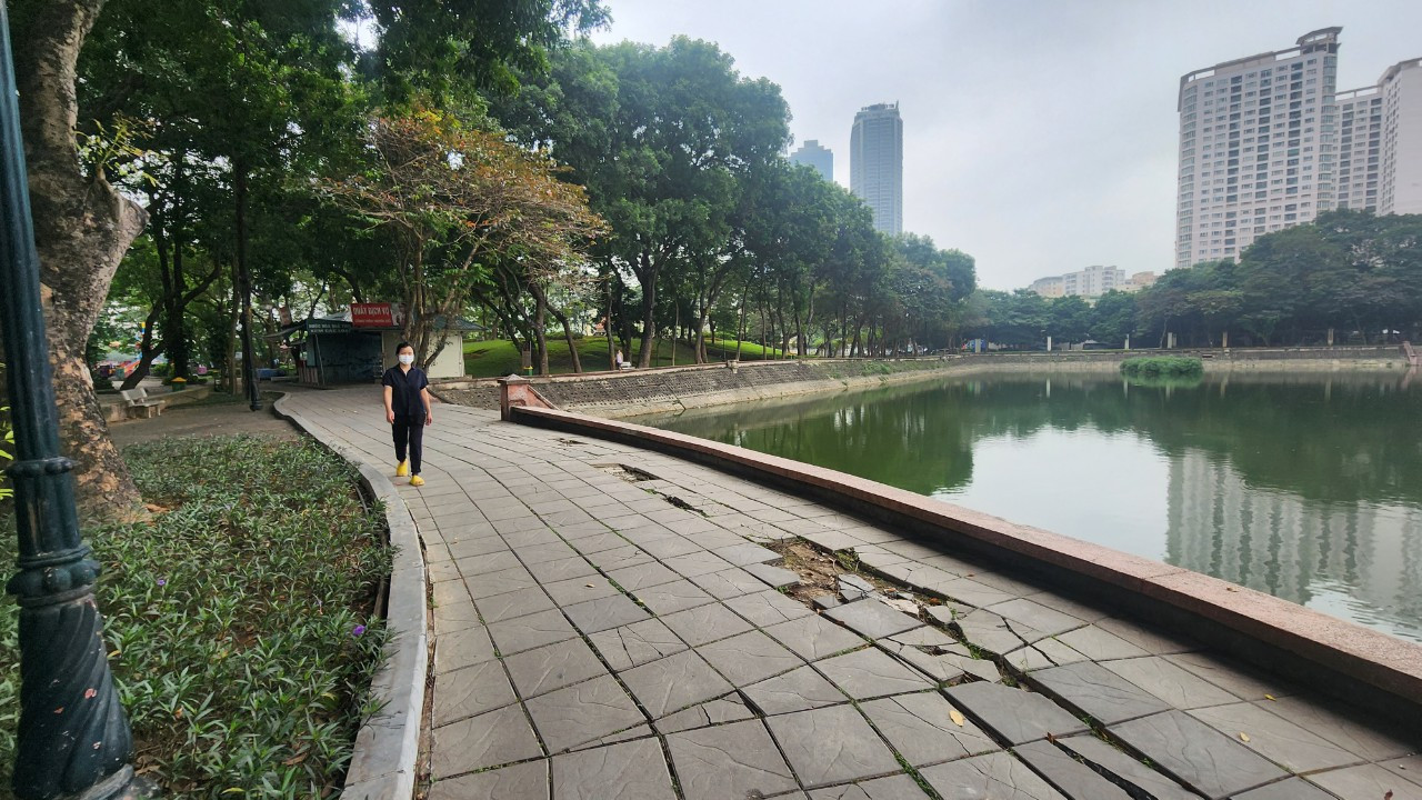 Đường dạo trong công viên Nghĩa Đô bị nứt, sụt lún.