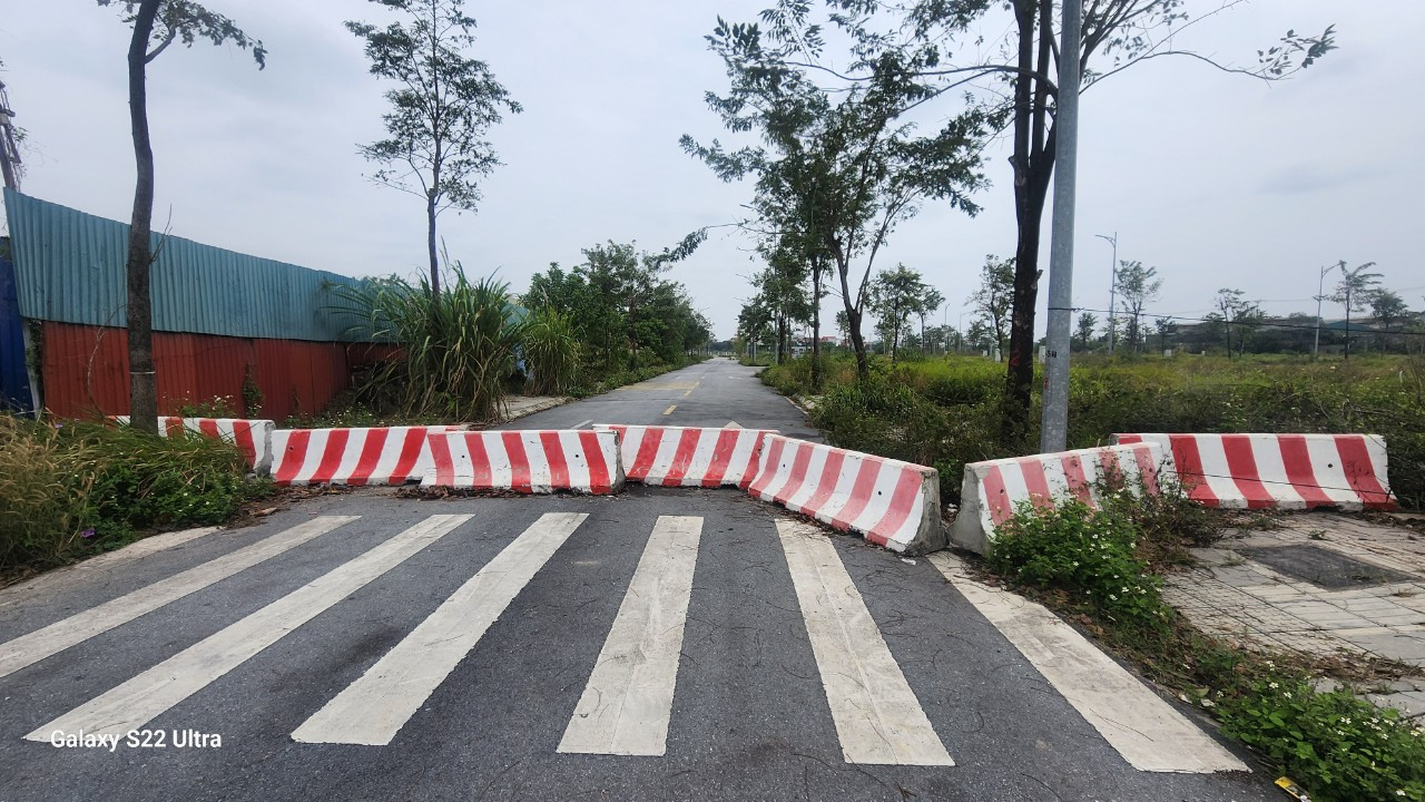 Khu vực cổng dự án trước đây có chốt bảo vệ nhưng hiện đã được đỡ