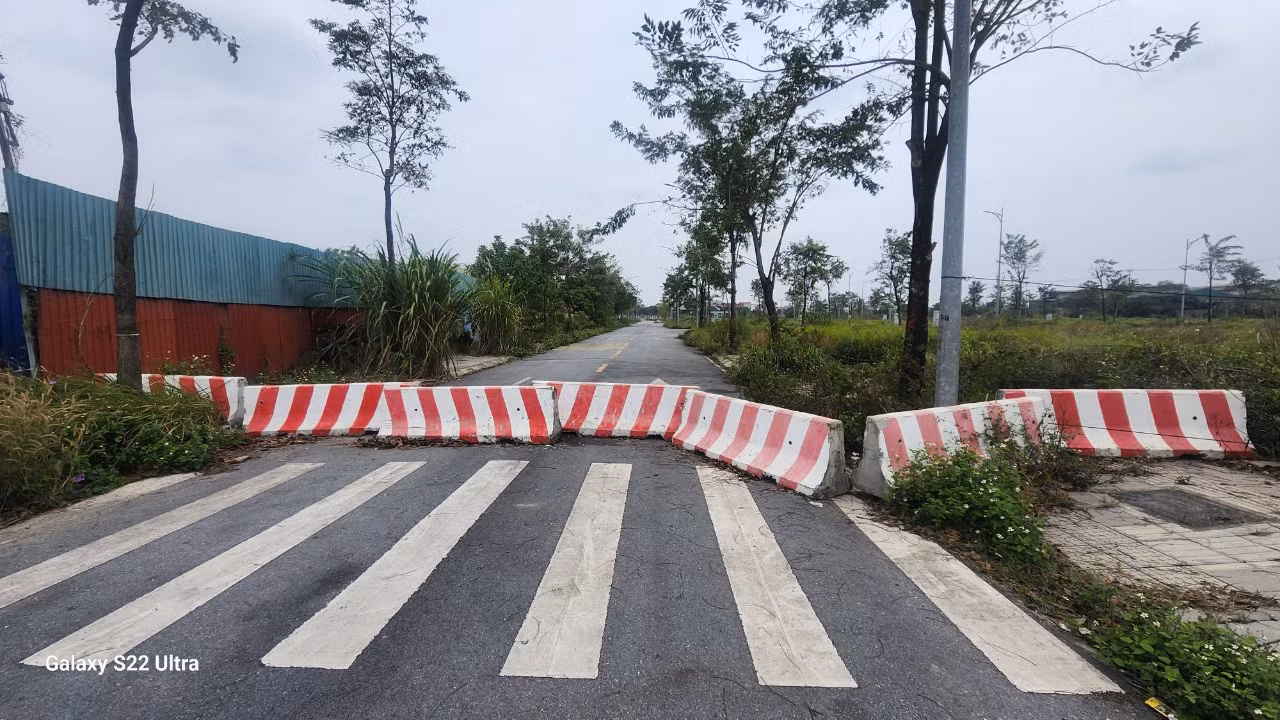 Khu vực cổng dự án trước đây có chốt bảo vệ nhưng hiện đã được đỡ
