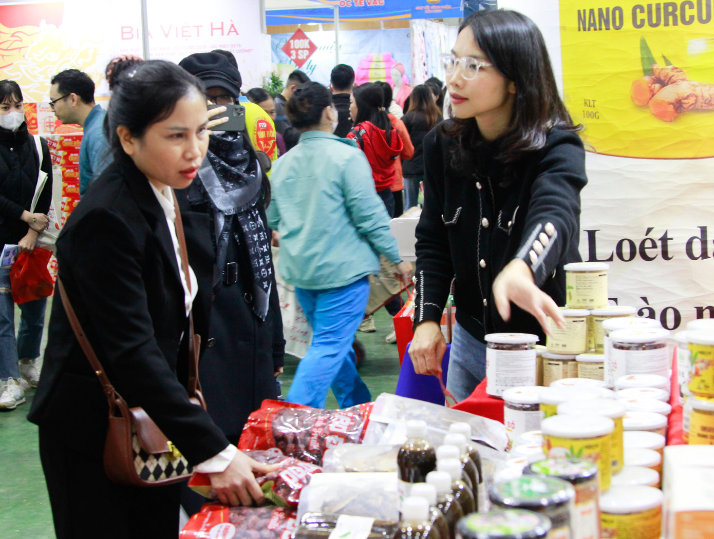 Nhiều hàng hóa được tại Chợ Tết Công đoàn năm 2024